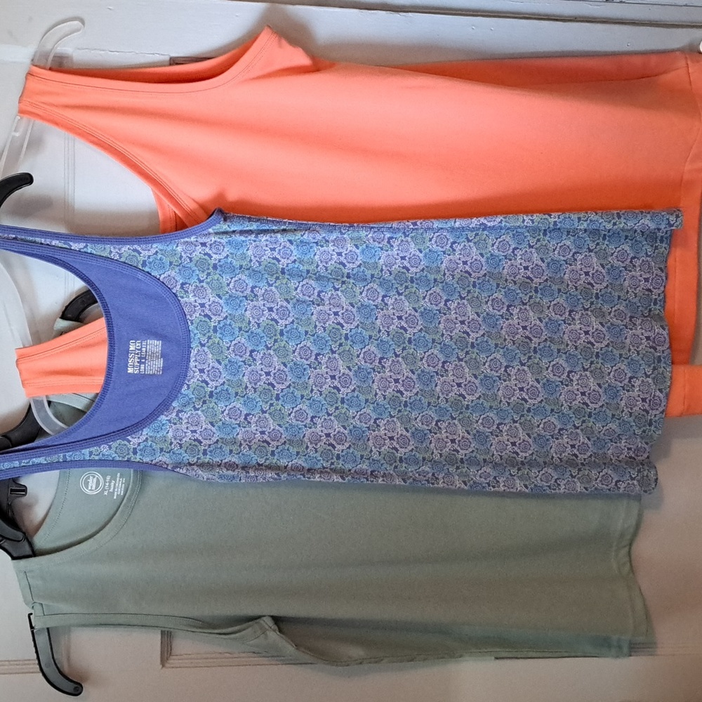 3 sleeveless tops/tanks in XL